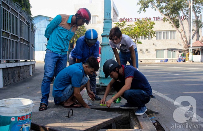 HCM City people fish on the street - 8