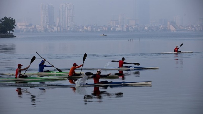 West Lake attract's Hanoi's health fanatics - 12