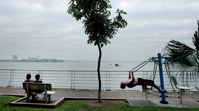 West Lake attract's Hanoi's health fanatics - 4