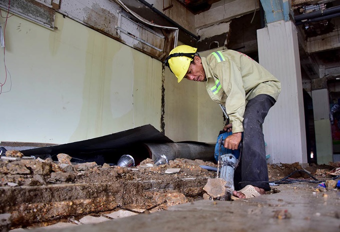 134-year-old Saigon Tax Trade Centre pulled down - 3