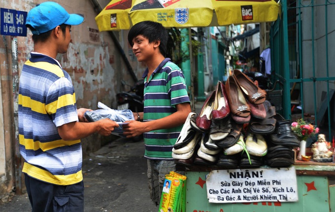 Shoe-shiner provides free service for poor people in HCM City - 4 Shoe-shiner provides free service for poor people in HCM City - 4