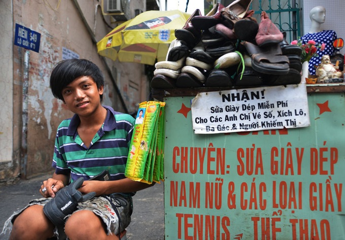 Shoe-shiner provides free service for poor people in HCM City - 1 Shoe-shiner provides free service for poor people in HCM City - 1