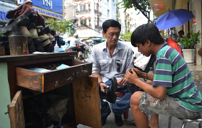 Shoe-shiner provides free service for poor people in HCM City - 2 Shoe-shiner provides free service for poor people in HCM City - 2