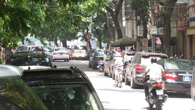 Hanoi to pilot new car parking plan - 1