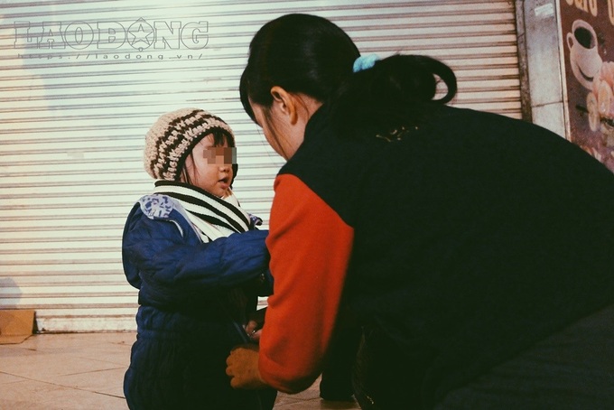 Homeless in Hanoi chilled at winter night - 11