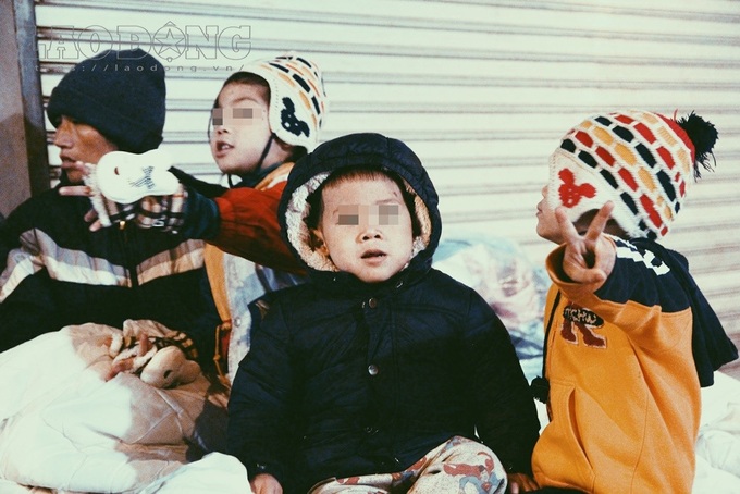 Homeless in Hanoi chilled at winter night - 10