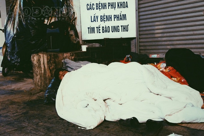 Homeless in Hanoi chilled at winter night - 4