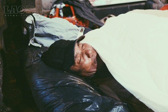 Homeless in Hanoi chilled at winter night - 5