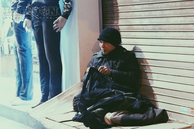 Homeless in Hanoi chilled at winter night - 7