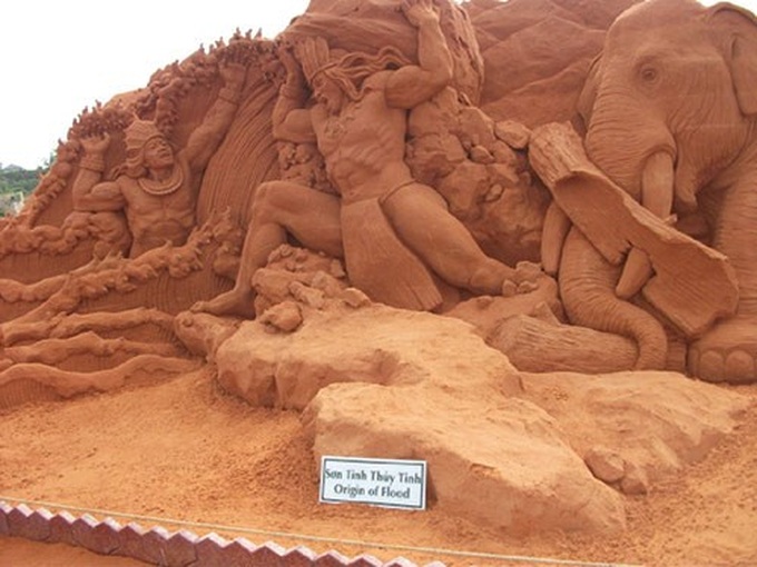 Vietnam’s first sand statue park attracts visitors - 1
