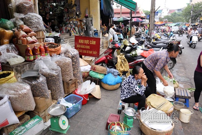 Pavement encroachment remains rampant in Hanoi - 1 Pavement encroachment remains rampant in Hanoi - 1