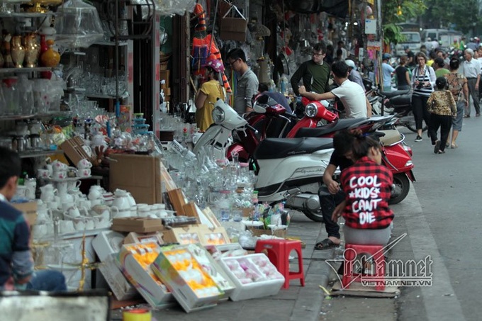 Pavement encroachment remains rampant in Hanoi - 2 Pavement encroachment remains rampant in Hanoi - 2