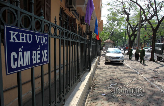 Pavement encroachment remains rampant in Hanoi - 6 Pavement encroachment remains rampant in Hanoi - 6