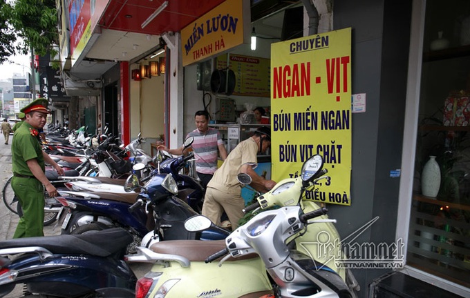 Pavement encroachment remains rampant in Hanoi - 7 Pavement encroachment remains rampant in Hanoi - 7
