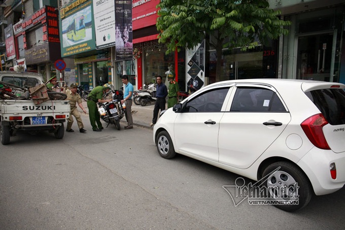 Pavement encroachment remains rampant in Hanoi - 8 Pavement encroachment remains rampant in Hanoi - 8