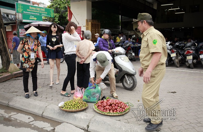 Pavement encroachment remains rampant in Hanoi - 9 Pavement encroachment remains rampant in Hanoi - 9