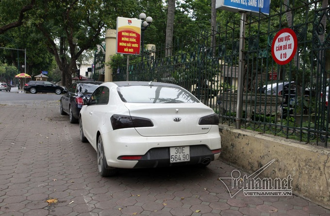 Pavement encroachment remains rampant in Hanoi - 5 Pavement encroachment remains rampant in Hanoi - 5