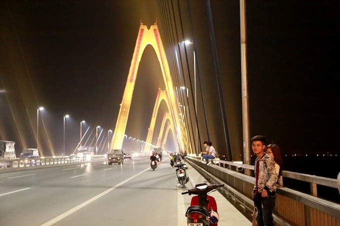 Hanoi bridge gets LED lighting system - 7