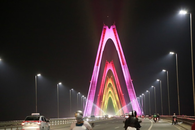 Hanoi bridge gets LED lighting system - 3