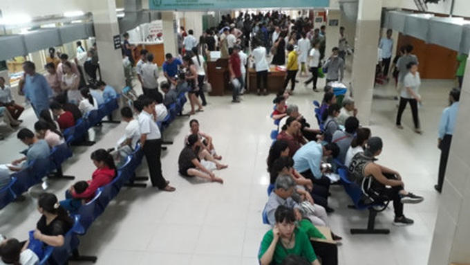 Patients sleep on the floor at overcrowded hospital - 2