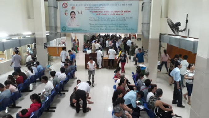 Patients sleep on the floor at overcrowded hospital - 1