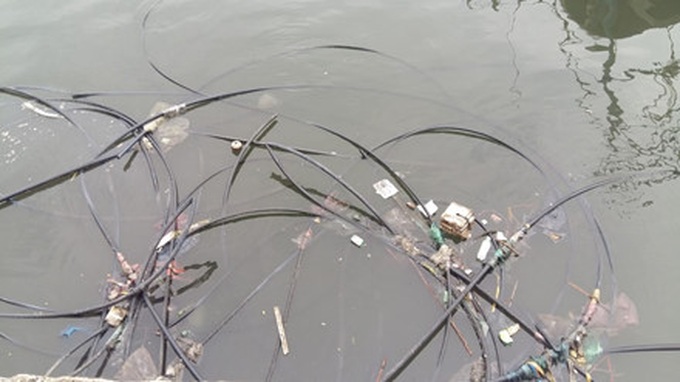 Ha Long Bay surrounded by rubbish - 6