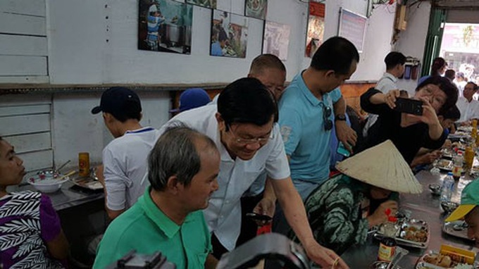 Former state president enjoys lunch with low-income people - 2