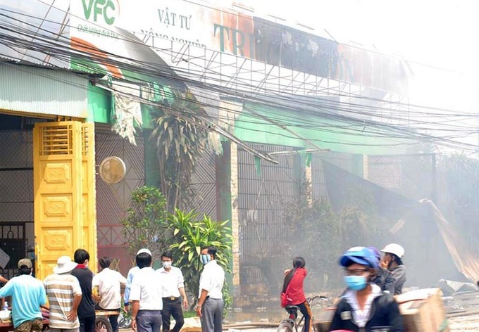 Thousands of people evacuated after pesticide storage fire - 2
