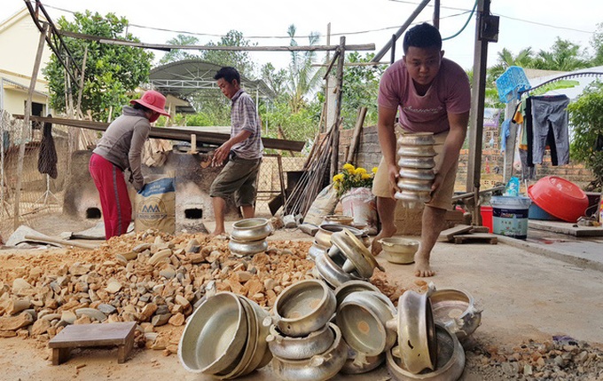 Khanh Hoa bronze casting village busy ahead of Tet - 5