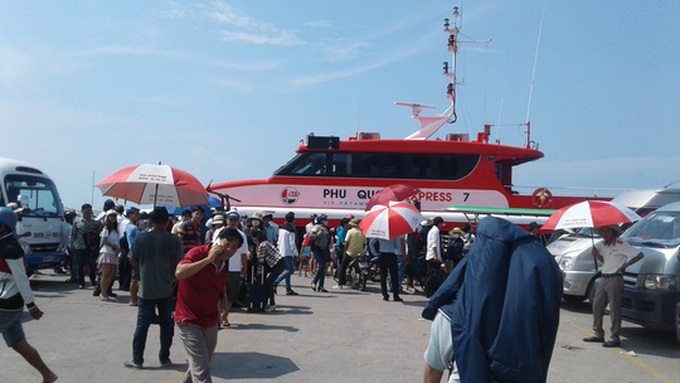 Bad weather strands thousands on Phu Quoc - 1