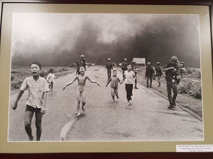 Napalm Girl photographer Nick Ut donates items to Vietnam Press Museum - 2