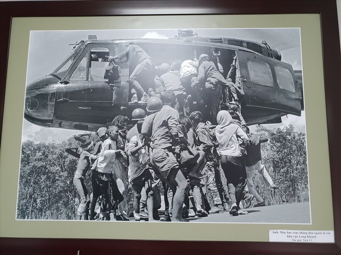 Napalm Girl photographer Nick Ut donates items to Vietnam Press Museum - 6