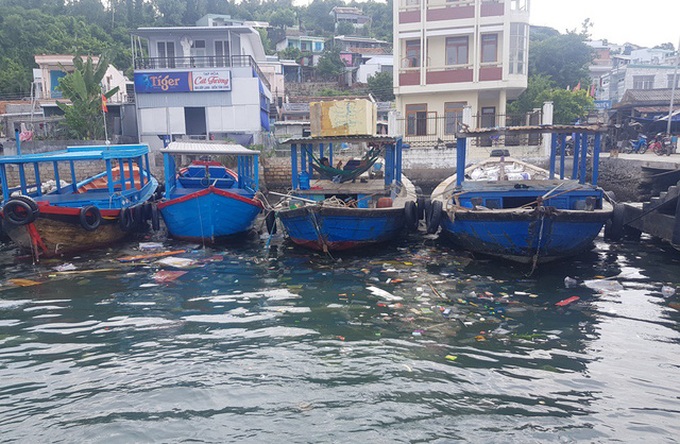 Nha Trang island attacked by rubbish - 1