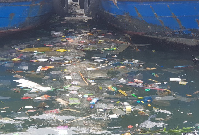 Nha Trang island attacked by rubbish - 2