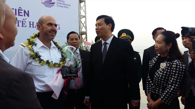 Quang Ninh Harbour welcomes first luxury cruise ship - 4