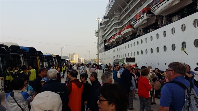 Quang Ninh Harbour welcomes first luxury cruise ship - 6
