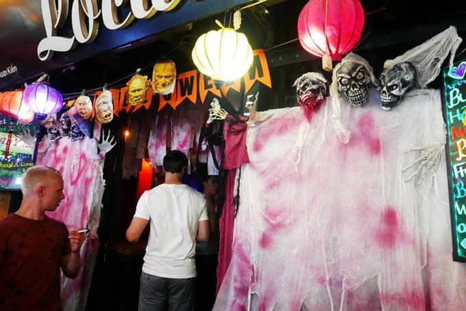 Young people celebrate Halloween - 5