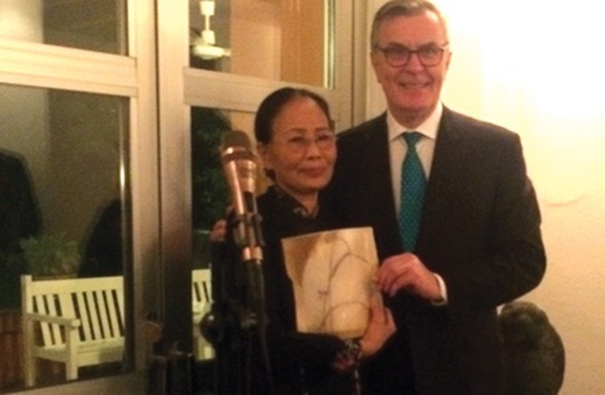 Vietnamese poet Y Nhi receives award - 1 Vietnamese poet Y Nhi receives award - 1