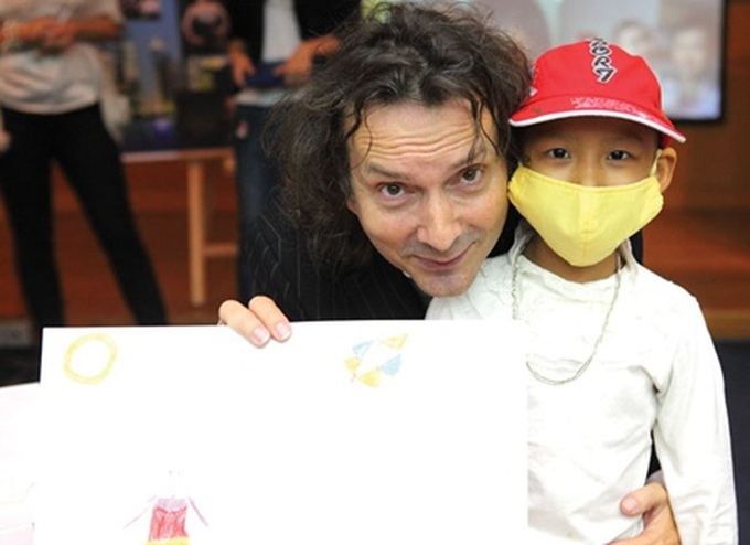 Famous autographs on show in Hanoi - 1