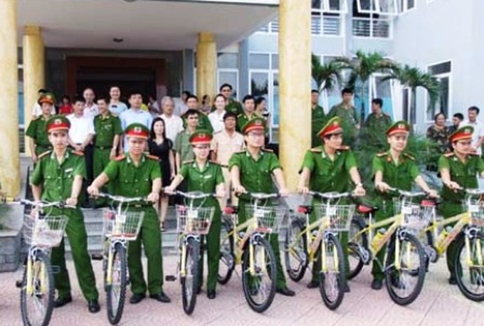 Thanh Hoa City police hope to improve image with bicycles - 1