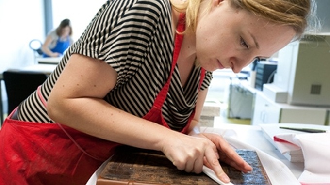 International experts support Vietnam in restoring paper paintings - 1 International experts support Vietnam in restoring paper paintings - 1