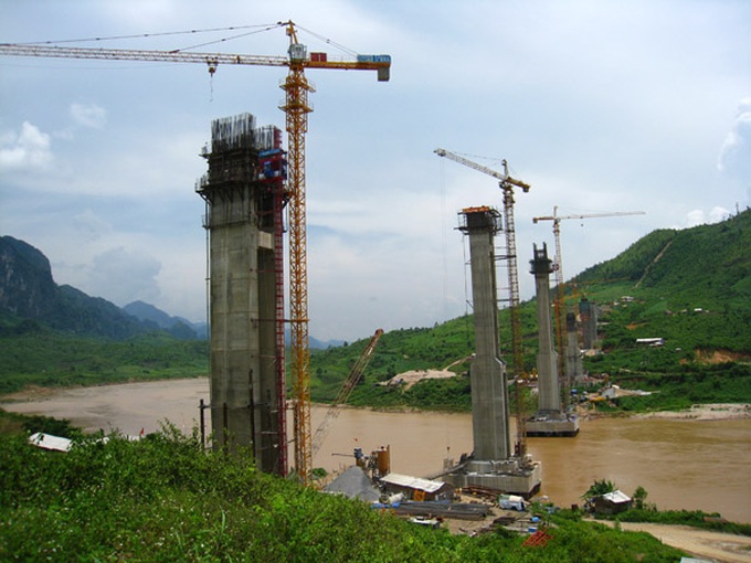 Two workers killed in crane accident in Hanoi - 1