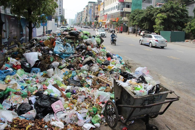 Ha Long City covered in rubbish - 1 Ha Long City covered in rubbish - 1