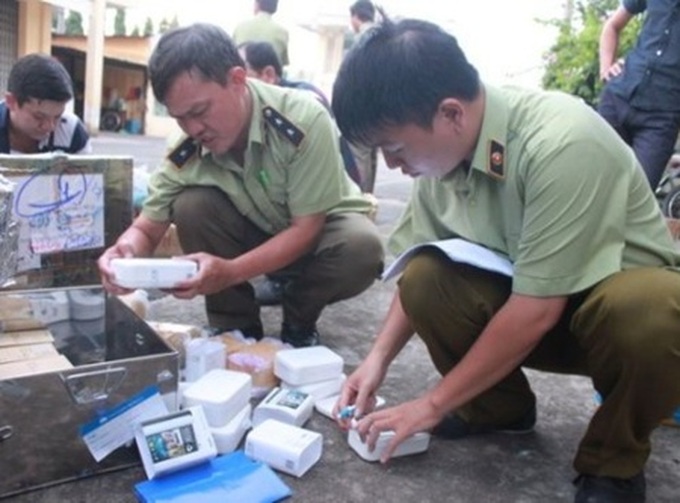 Hanoi department seizes 20 iPhone 6 smartphones - 1