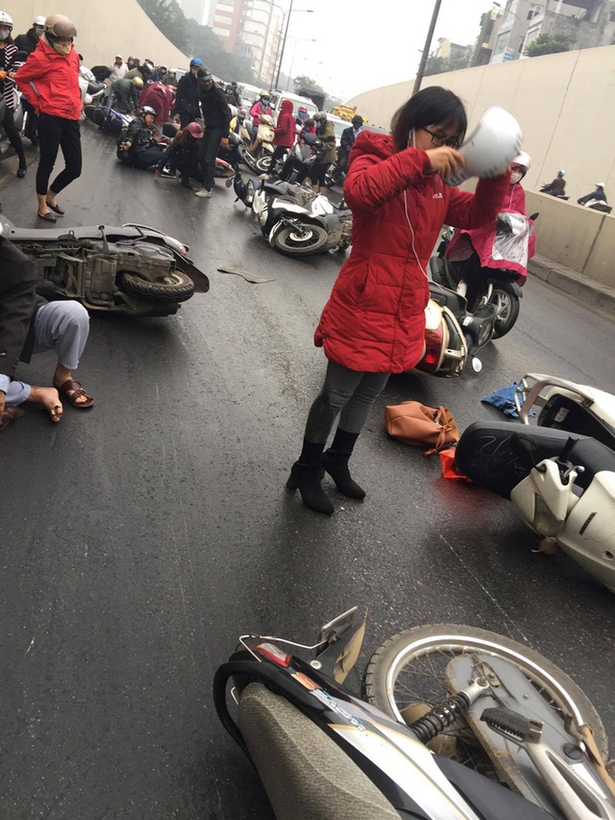 Drivers fall in slippery Kim Lien Underpass - 1 Drivers fall in slippery Kim Lien Underpass - 1