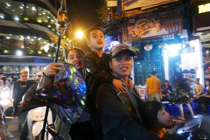 Young people celebrate Halloween - 8