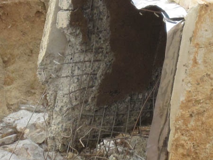 Dam break causes huge losses and threatens community - 8