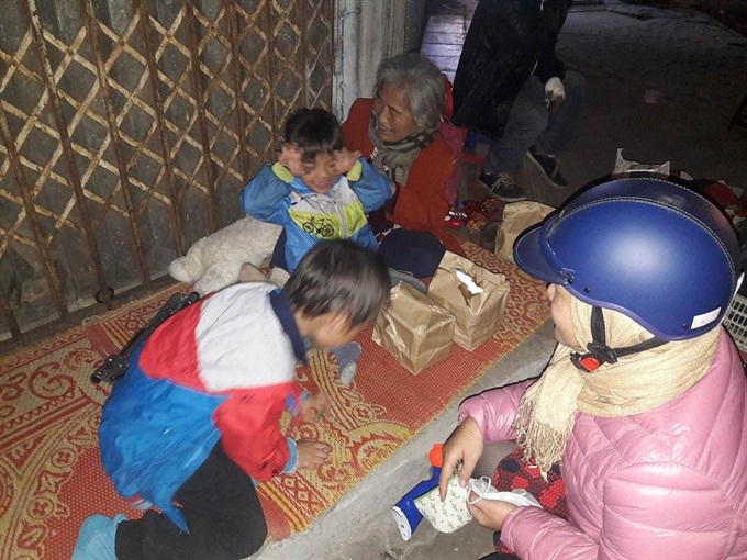 Expats play Santa to Hanoi homeless - 3
