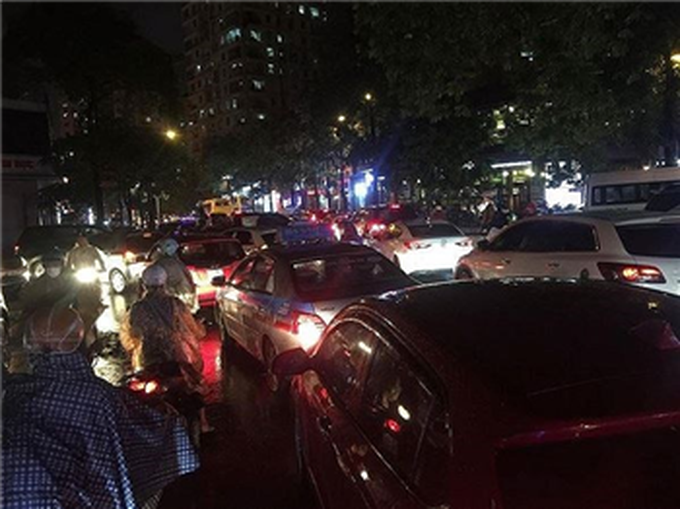 Rainy weather paralyses Hanoi's streets - 6