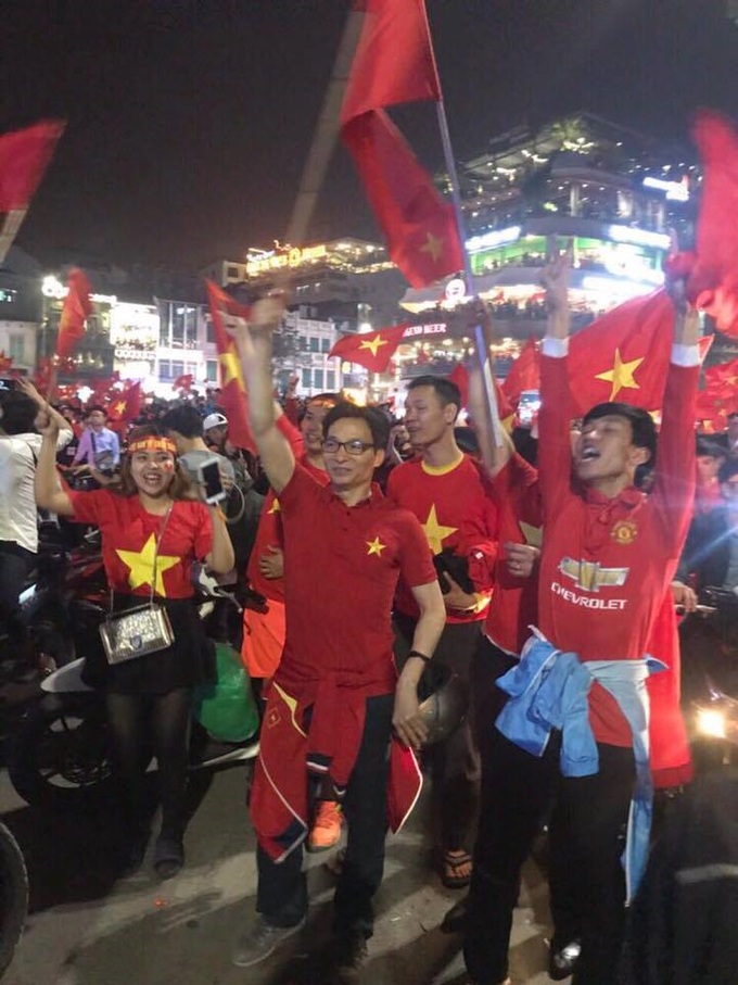 Football fans flood the streets to celebrate Vietnam U23s victory - 2